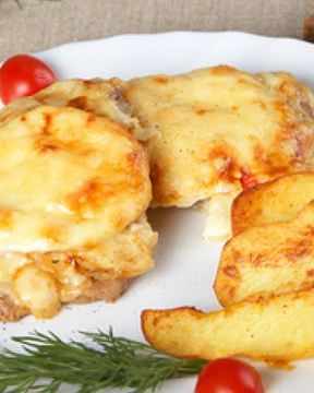 Мясо по-французски с жареным картофелем