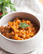 Говядина с фасолью в томатном соусе