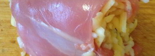 куриные бедрышки, фаршированные рисом, сыром и изюмом. Шаг 5