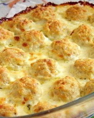 Куриные шарики в сырном соусе в духовке