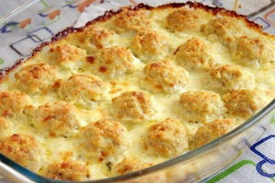 Рецепт куриных шариков в сырном соусе в духовке