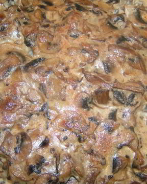 Курица с грибами на сковороде