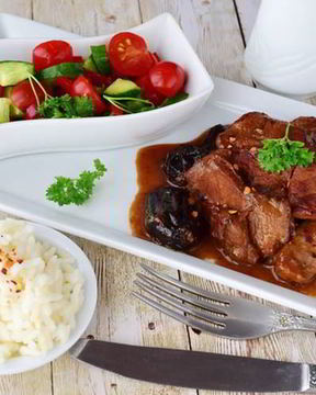 Тушеный ягненок с черносливом