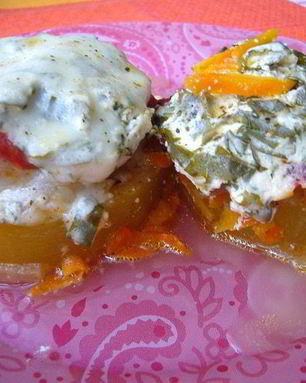 Фаршированные курятиной кабачки под овощной шубкой