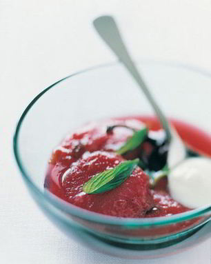 Сливы, тушенные с перцами чили и ванилью