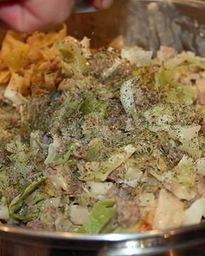 Тушеная капуста со свининой и специями по-тайски