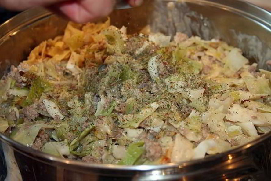 Рецепт тушеной капусты со свининой и специями по-тайски