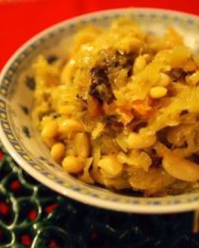 Тушеная квашеная капуста с фасолью