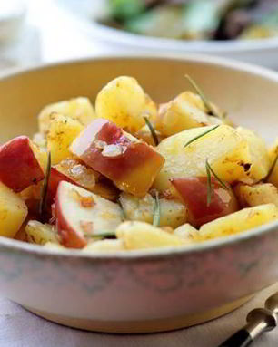 Тушеный картофель с яблоками