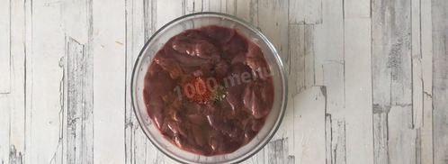 куриная печень в духовке запеченная с луком и чесноком. Шаг 3