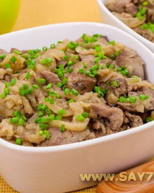 Куриная печень, жаренная с яблоками