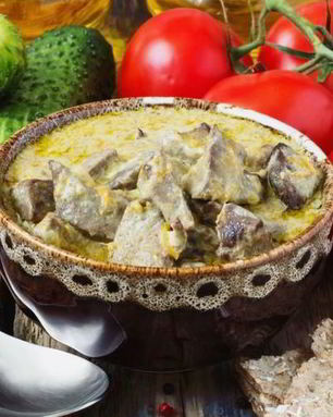 Печень тушеная в сметане с морковью