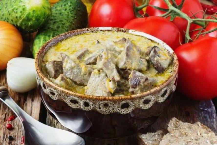 Рецепт печени тушеной в сметане с морковью