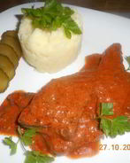 Печень, тушеная в томатно-сметанном соусе