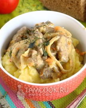 Тушеная печень со сметаной, морковью и луком