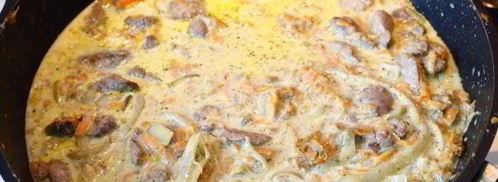 тушеная печень со сметаной, морковью и луком. Шаг 15