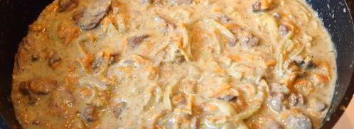 тушеная печень со сметаной, морковью и луком. Шаг 16