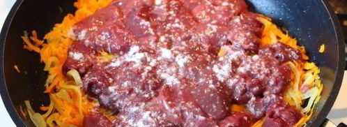 тушеная печень со сметаной, морковью и луком. Шаг 11