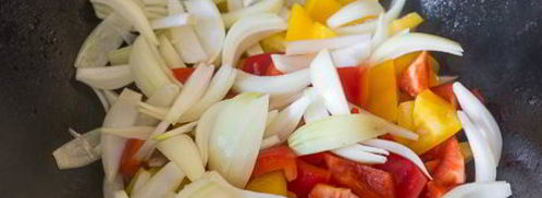 жареная куриная печень с овощами. Шаг 6