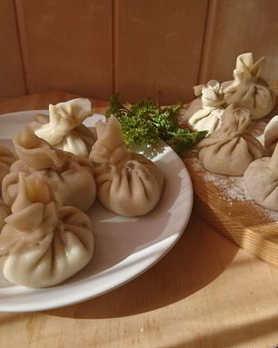 Хинкали с минеральной водой
