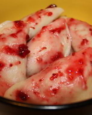 Пельмени с уткой и клюквенным соусом