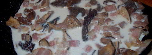 пельмени томленные в горшочке с беконом и лесными грибами. Шаг 3