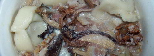 пельмени томленные в горшочке с беконом и лесными грибами. Шаг 5