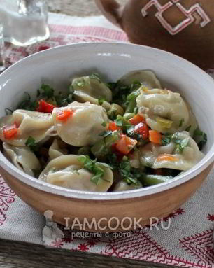 Тушеные пельмени на сковороде