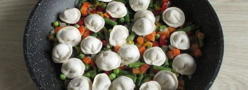 тушеные пельмени на сковороде. Шаг 6