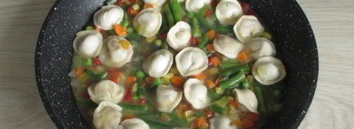 тушеные пельмени на сковороде. Шаг 7