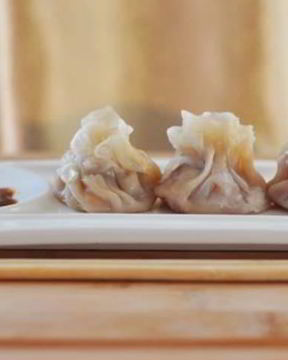 Вонтоны с луком и свининой