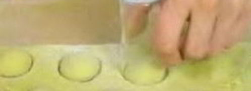 зеленые пельмени с лососем. Шаг 7