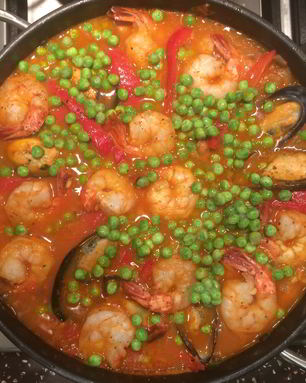 Паэлья с уткой и морским гадами