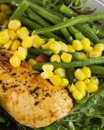 Фаршированная маскарпоне и эстрагоном курица с рагу из фасоли и бекона