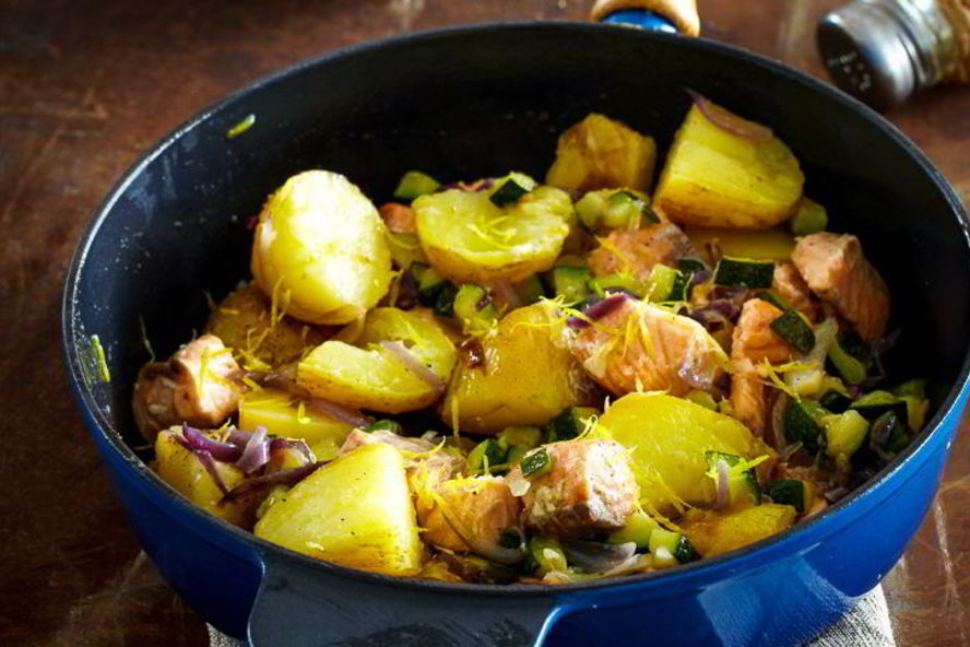 Рецепт рагу из молодого картофеля с лососем и цукини