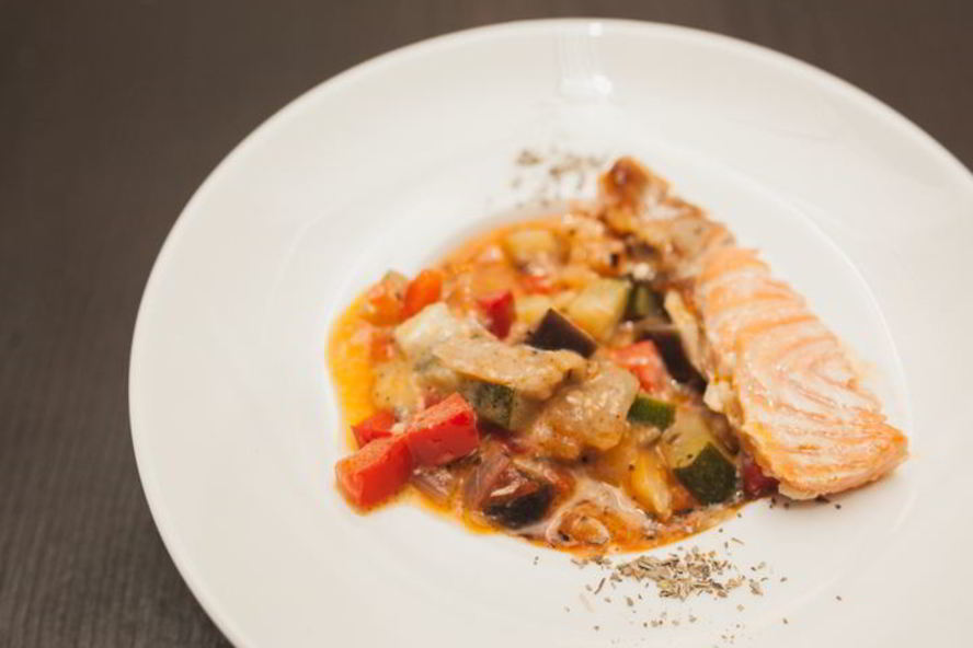 Рецепт яркого рататуя с семгой