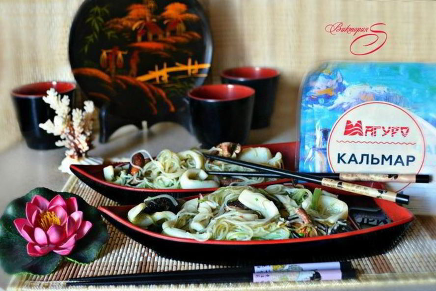 Рецепт рисовой лапши с кальмарами и шиитаке в воке