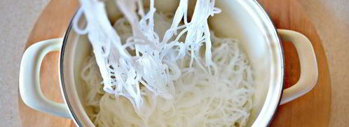 рисовая лапша с кальмарами и шиитаке в воке. Шаг 3