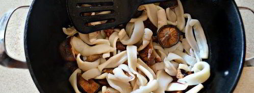 рисовая лапша с кальмарами и шиитаке в воке. Шаг 6