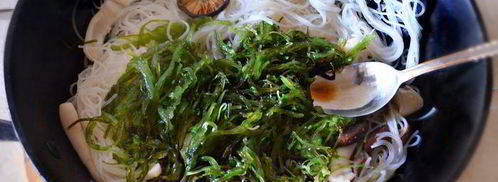 рисовая лапша с кальмарами и шиитаке в воке. Шаг 7