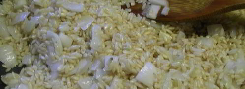 запеченное ризотто со спаржей, зеленым горошком и шпинатом. Шаг 3