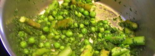 запеченное ризотто со спаржей, зеленым горошком и шпинатом. Шаг 6