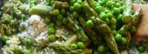 запеченное ризотто со спаржей, зеленым горошком и шпинатом. Шаг 10