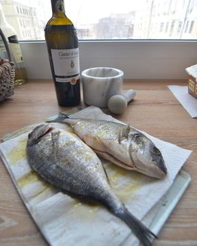 Дорада, запеченная с луком и зеленью