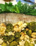 Форель с цветной капустой и брокколи