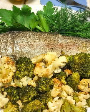 Форель с цветной капустой и брокколи