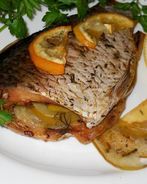 Карп запеченый в яблоках с ароматными травами