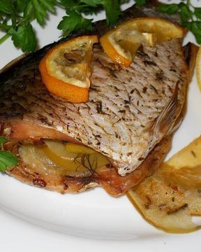 Карп запеченый в яблоках с ароматными травами