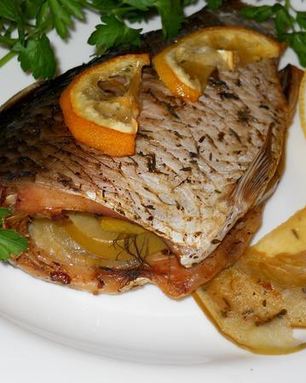 Карп запеченый в яблоках с ароматными травами