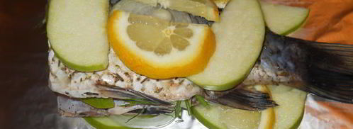 карп запеченый в яблоках с ароматными травами. Шаг 6